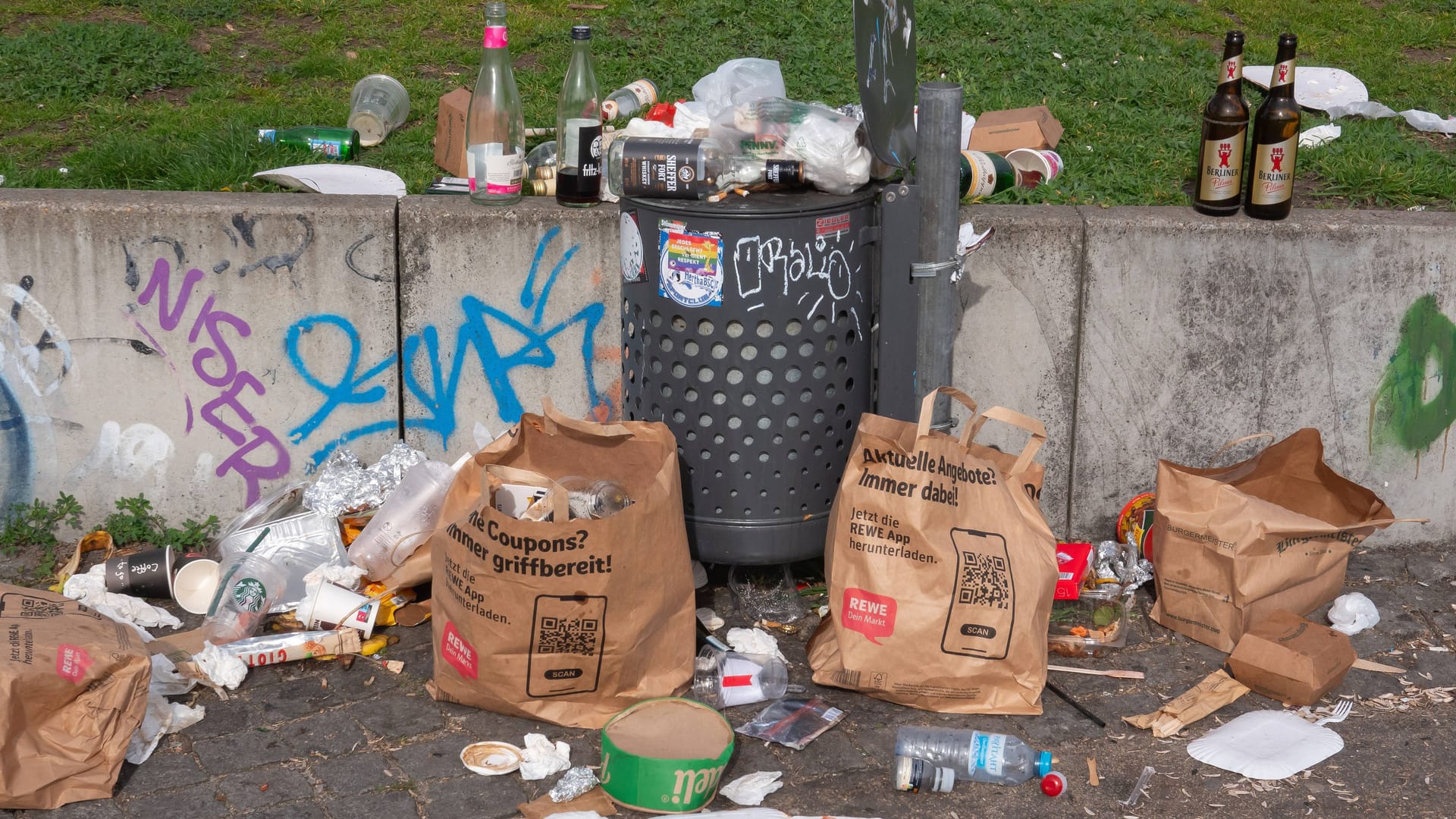 Ueberfuellte Muelleimer sind am 01.04.2024 in der Naehe der East Side Gallery im Stadtbezirk Friedrichshain in Berlin zu sehen. Overfilled trash cans can be seen near the East Side Gallery in Berlin on April 1st, 2024. Ueberfuellte Muelleimer sind am 01.04.2024 in der Naehe der East Side Gallery im Stadtbezirk Friedrichshain in Berlin zu sehen. Overfilled trash cans can be seen near the East Side Gallery in Berlin on April 1st, 2024.