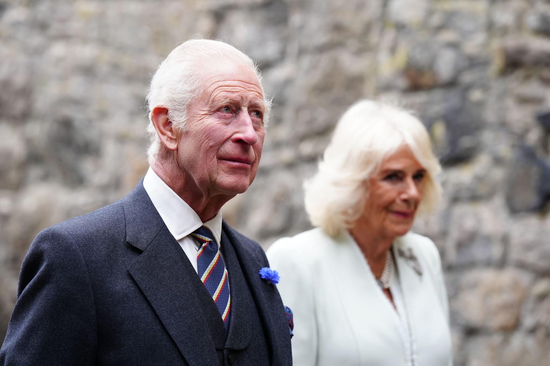 König Charles III.: Er musste sicherheitshalber in einem Hotel untergebracht werden.