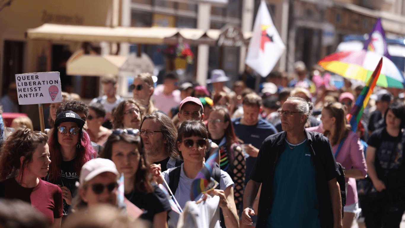 Für den CSD in Pirna wurden Busse aus Berlin und Köln organisiert: Die Veranstalter gehen davon aus, dass tatsächlich mehr als 6.000 Menschen gekommen sind.