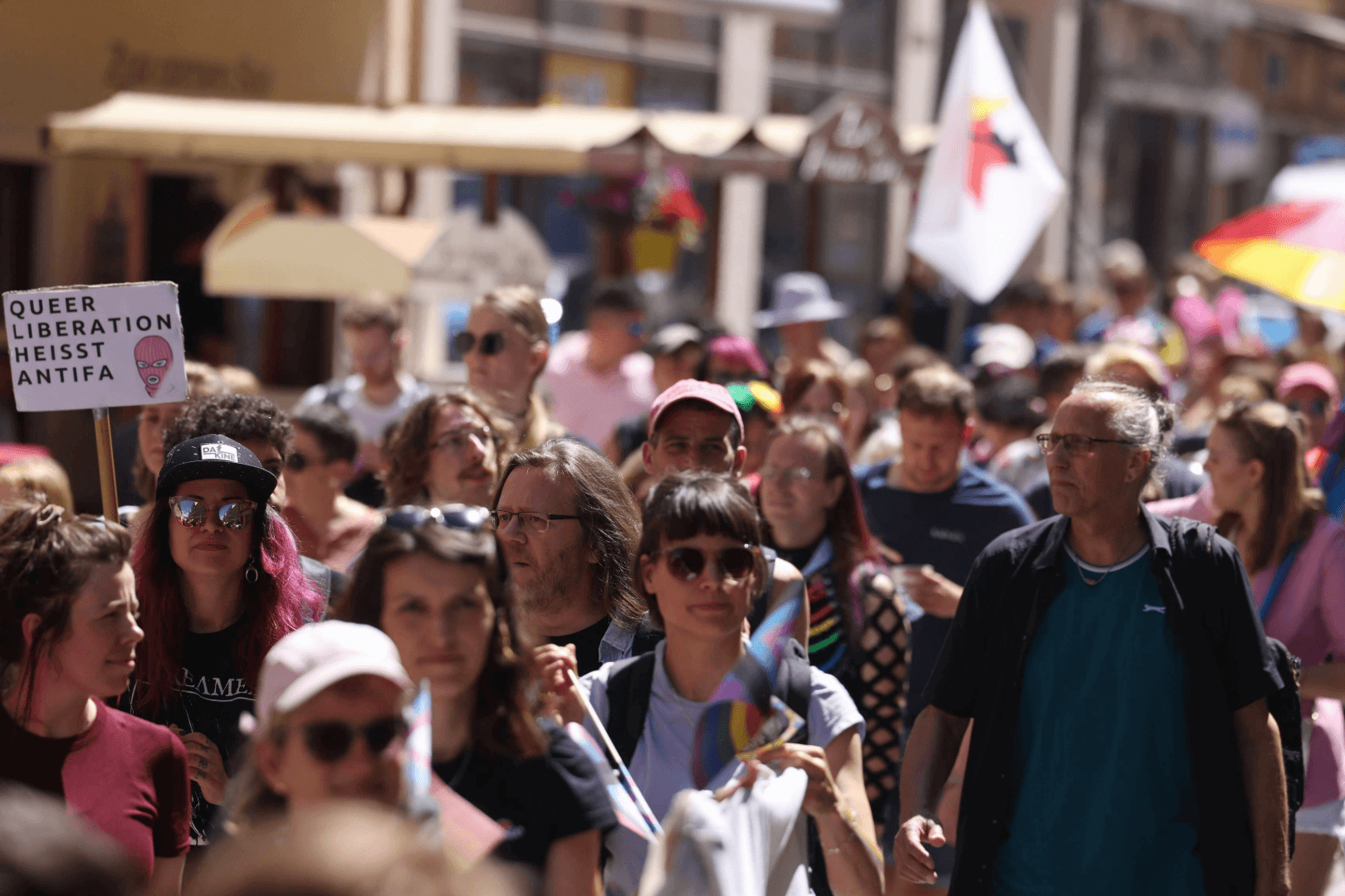 Für den CSD in Pirna wurden Busse aus Berlin und Köln organisiert: Die Veranstalter gehen davon aus, dass tatsächlich mehr als 6.000 Menschen gekommen sind.