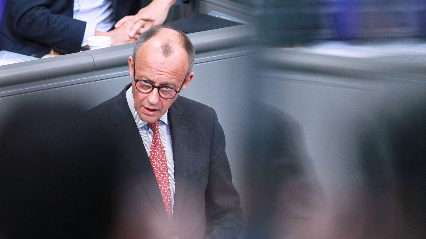 CDU-Chef Friedrich Merz im Bundestag: Die Union fordert schärfere Regeln für Migration.