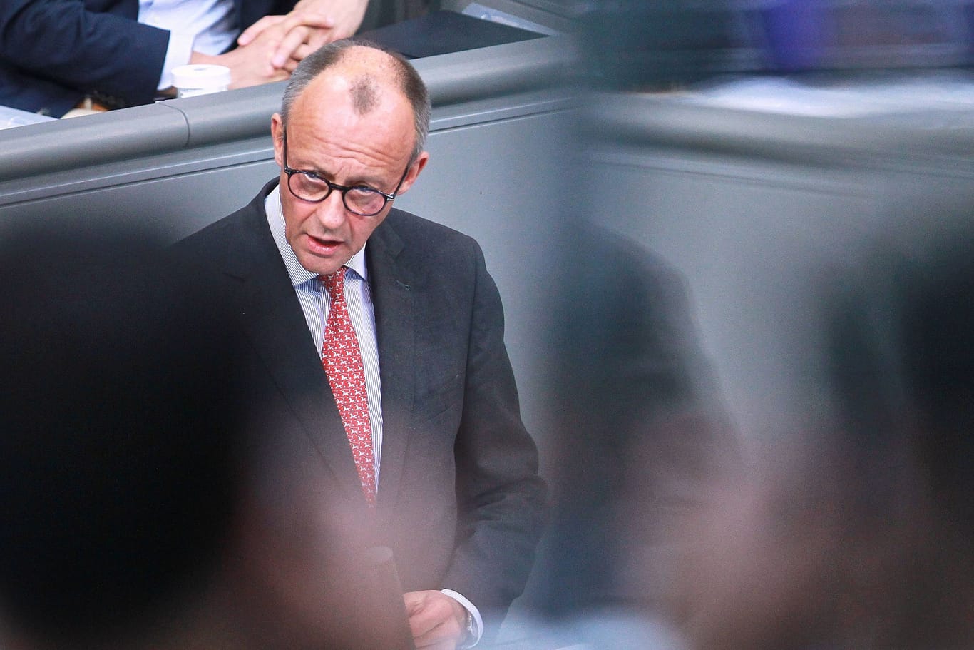 CDU-Chef Friedrich Merz im Bundestag: Die Union fordert schärfere Regeln für Migration.