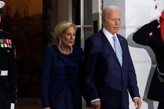 Joe und Jill Biden verlassen das Weiße Haus: Derzeit sollen Diskussionen um einen möglichen Rückzug aus dem US-Präsidentschaftswahlkampf stattfinden.