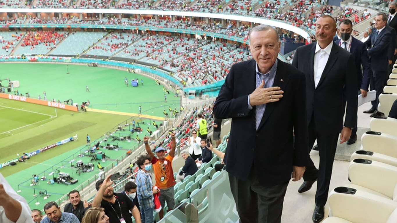 Recep Tayyip Erdoğan in einem Stadion in Baku (Archivbild): Der türkische Präsident schaut sich am Samstag das EM-Spiel im Olympiastadion an.