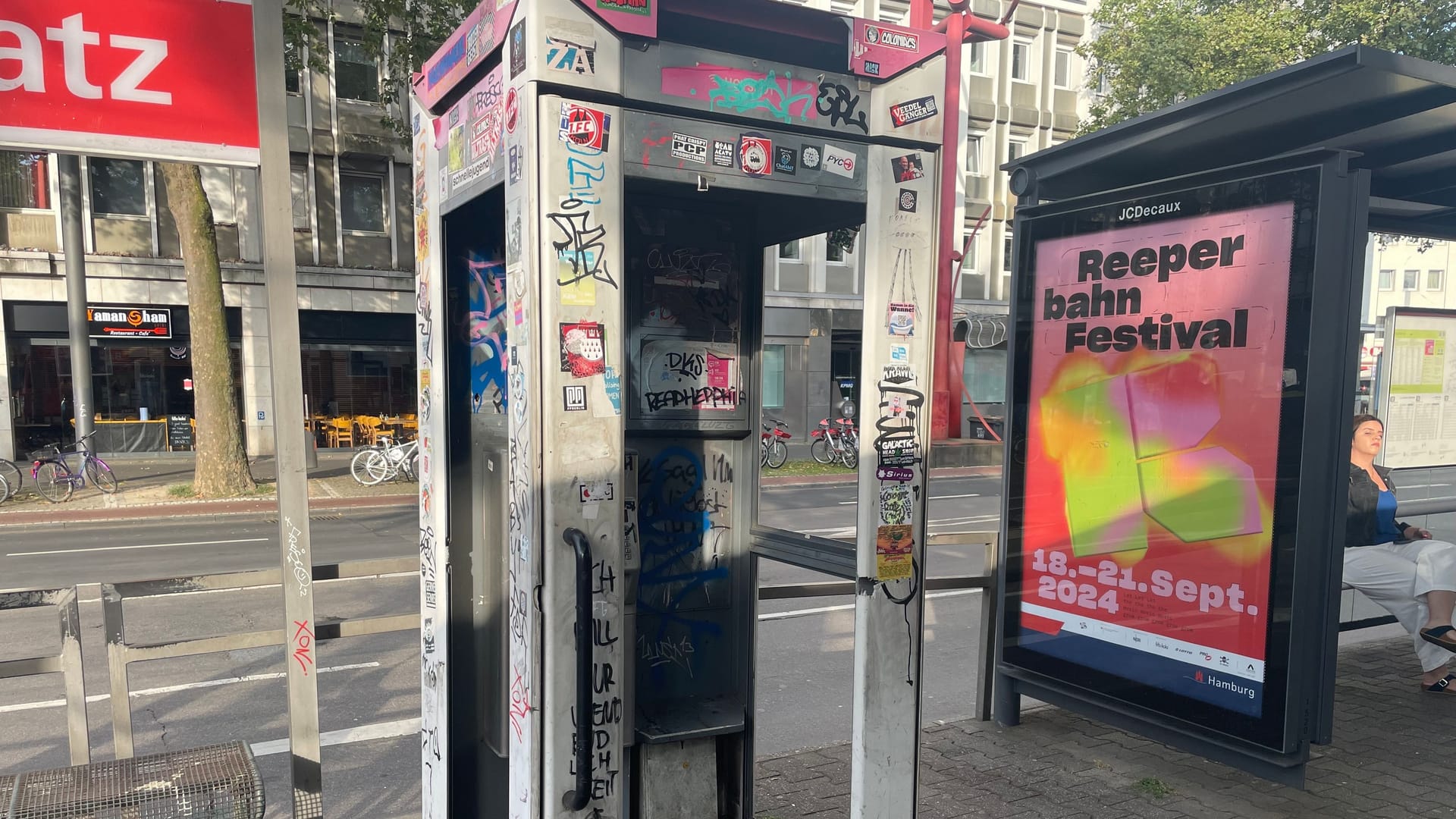 Diese völlig beschädigte und unbenutzbare Telefonzelle steht am Barbarossaplatz.