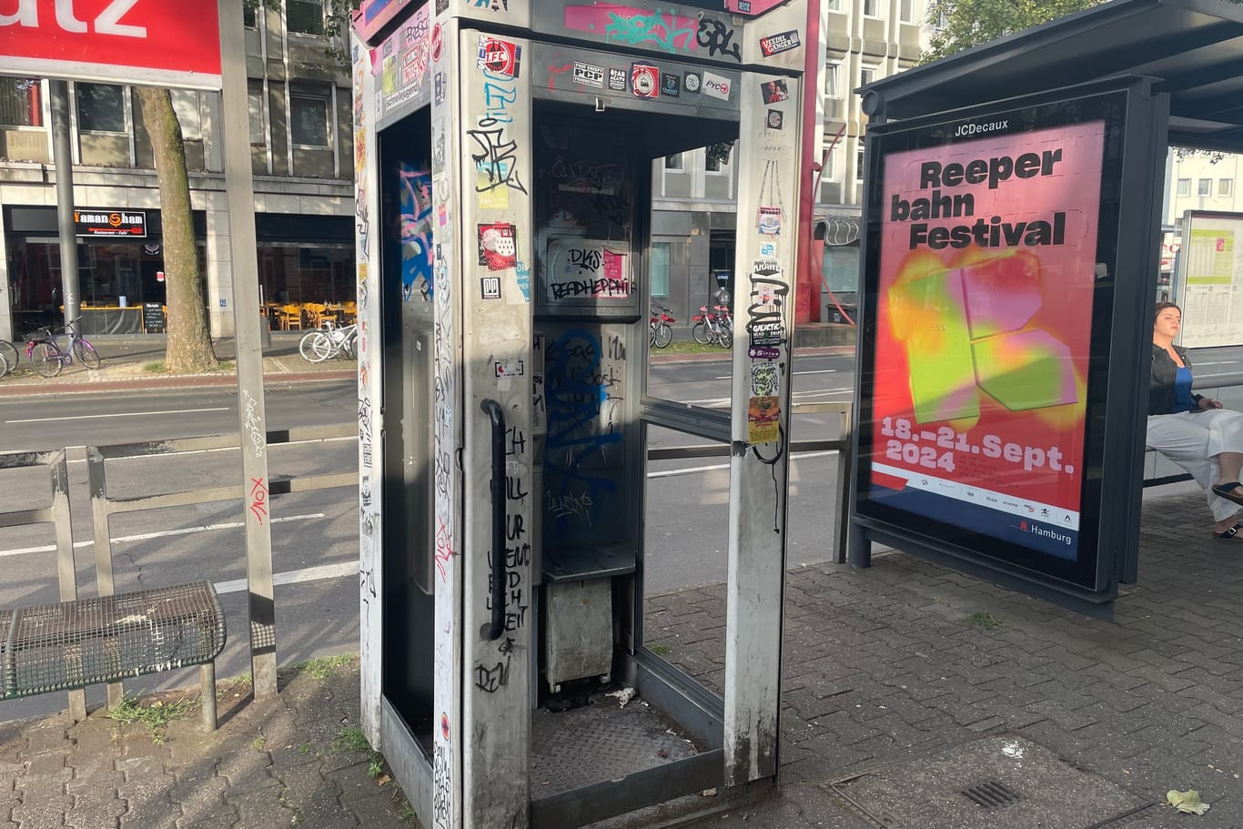 Diese völlig beschädigte und unbenutzbare Telefonzelle steht am Barbarossaplatz.