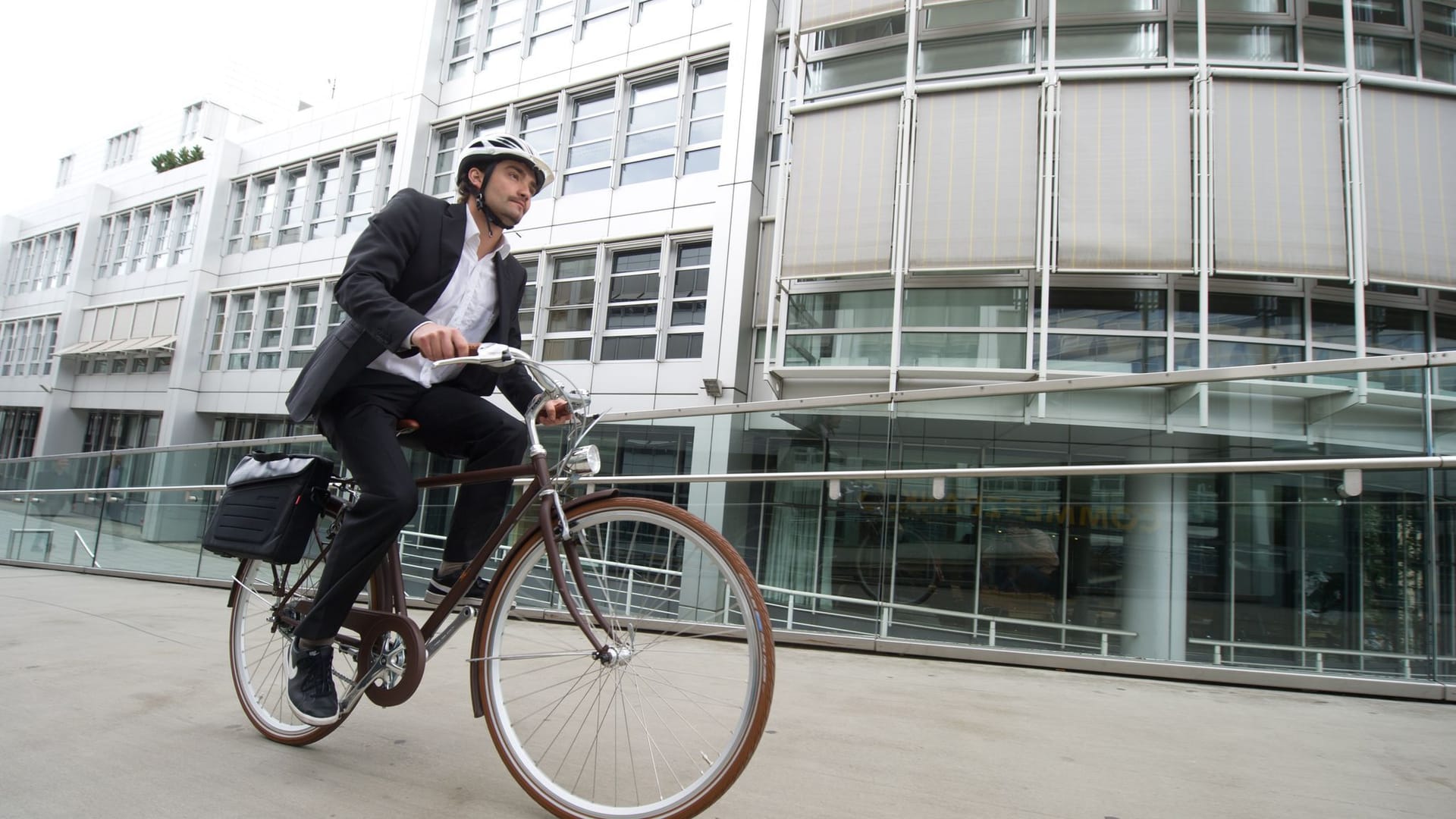 Ein Mann auf einem Fahrrad