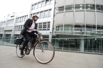 Ein Mann auf einem Fahrrad