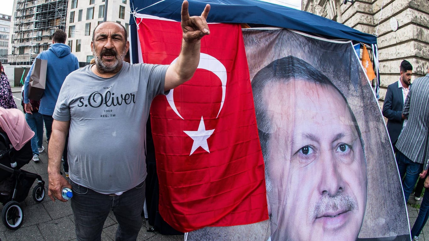Türkeifan zeigt Faschisten-Gruß: Auch in Berlin wurden die Spieler mit solchen Grüßen empfangen.