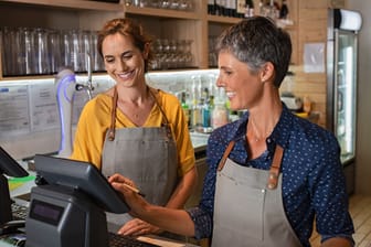 Kellnerin wird angelernt: Ein Minijob als Zweitjob kann attraktiver sein als eine Beschäftigung mit höherem Bruttogehalt.