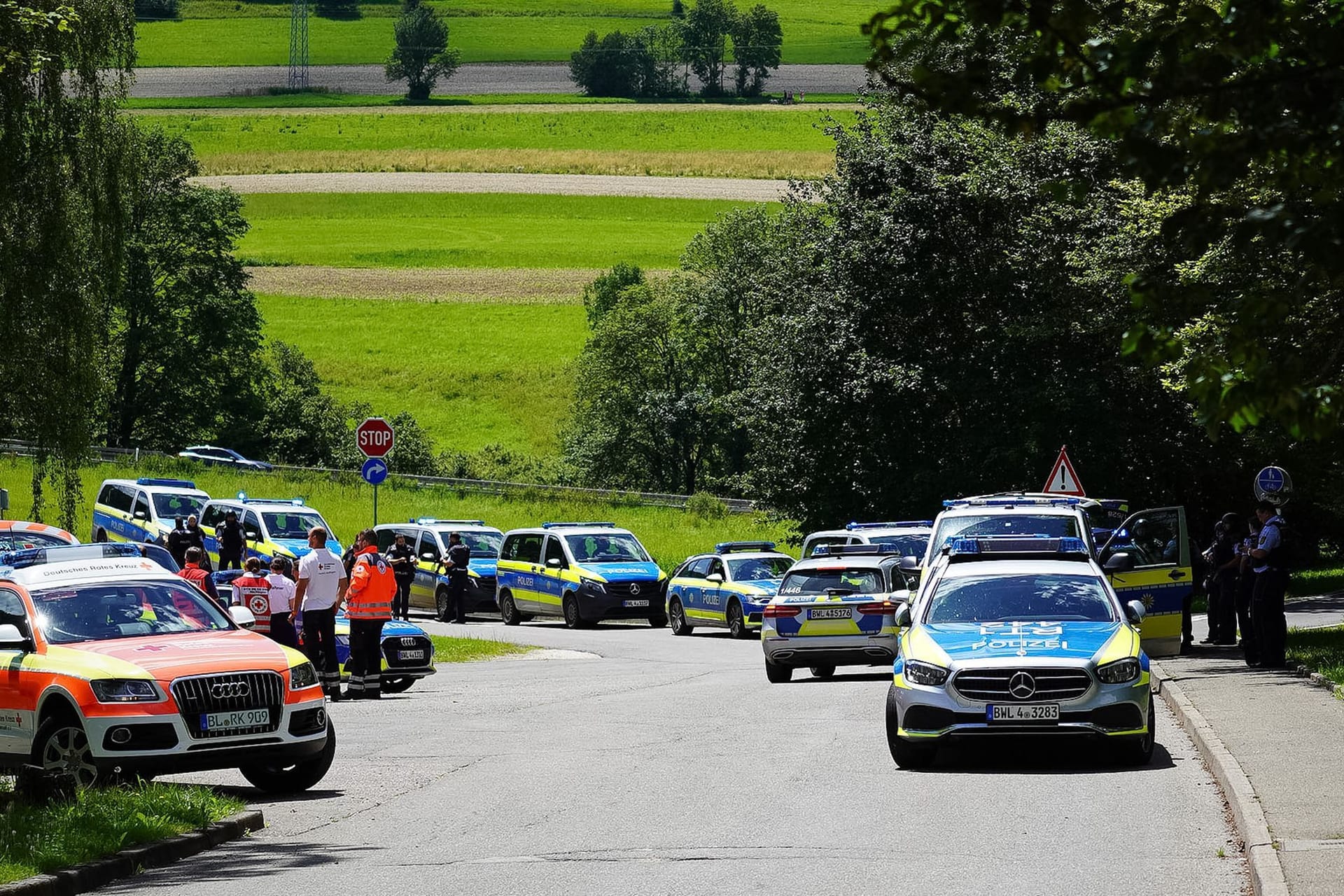 Rettungsdienste und Polizei stehen an einer Straße bei einem mutmaßlichen Amokalarm – Einsatz in Albstadt-Lautlingen.