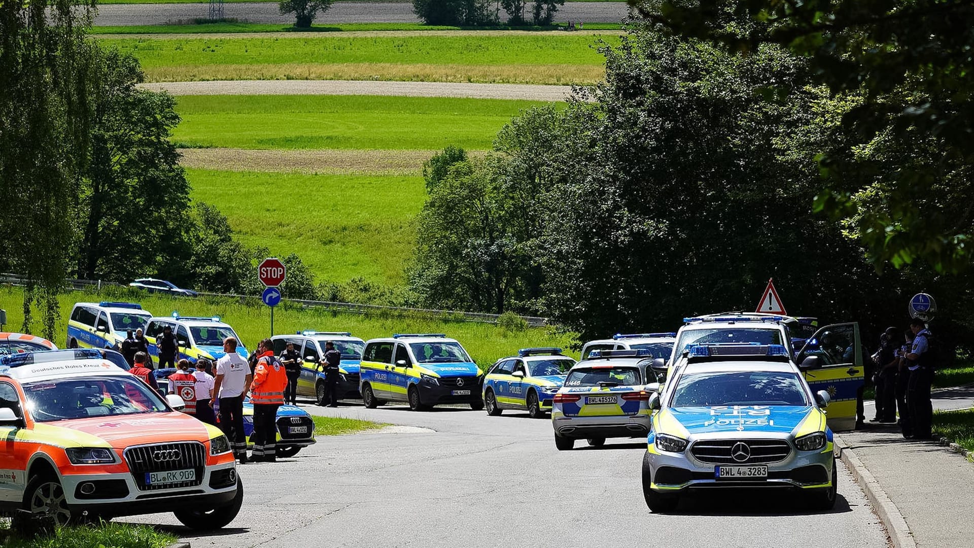 Rettungsdienste und Polizei stehen an einer Straße bei einem mutmaßlichen Amokalarm – Einsatz in Albstadt-Lautlingen.