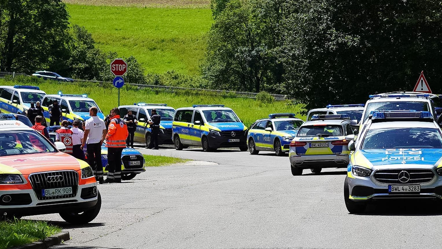 Rettungsdienste und Polizei stehen an einer Straße bei einem mutmaßlichen Amokalarm – Einsatz in Albstadt-Lautlingen.