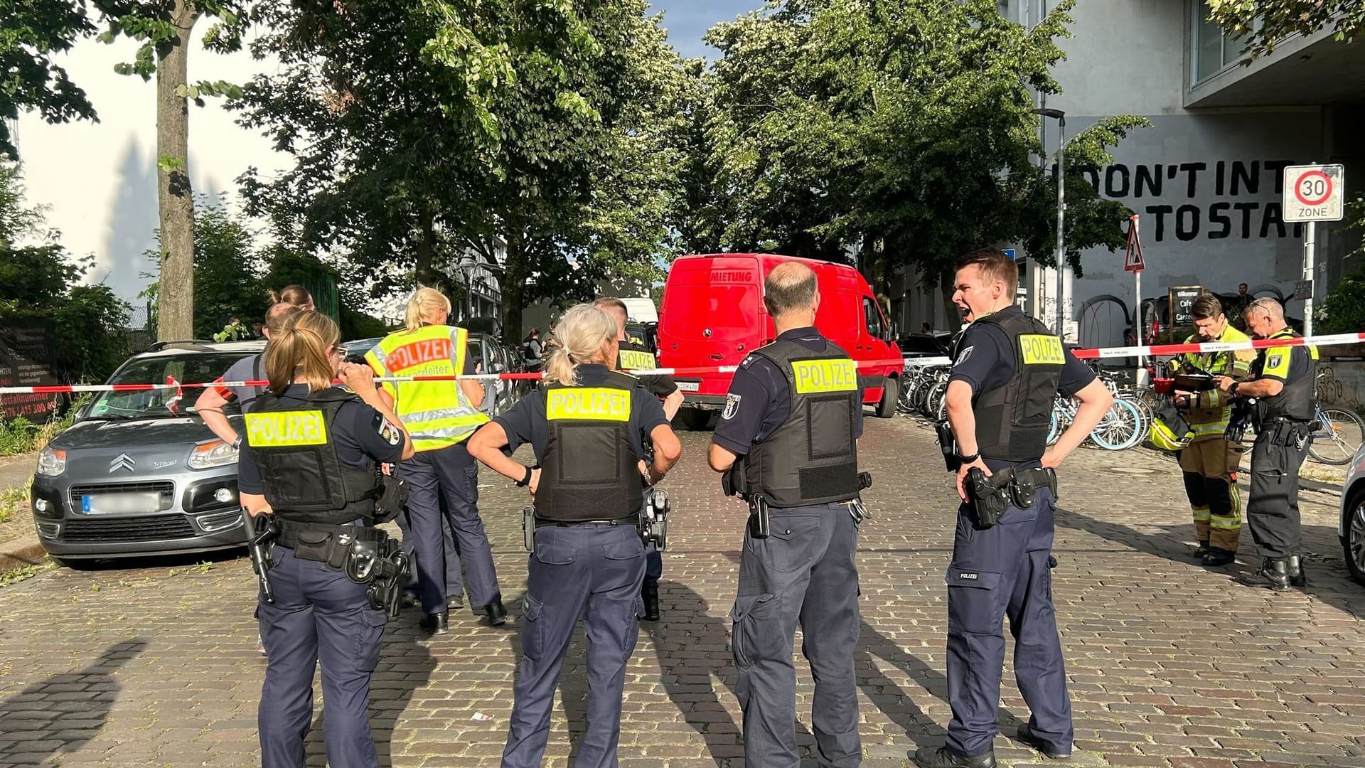 Mann stirbt durch Messerstich in Berlin Mann stirbt durch Messerstich in Berlin