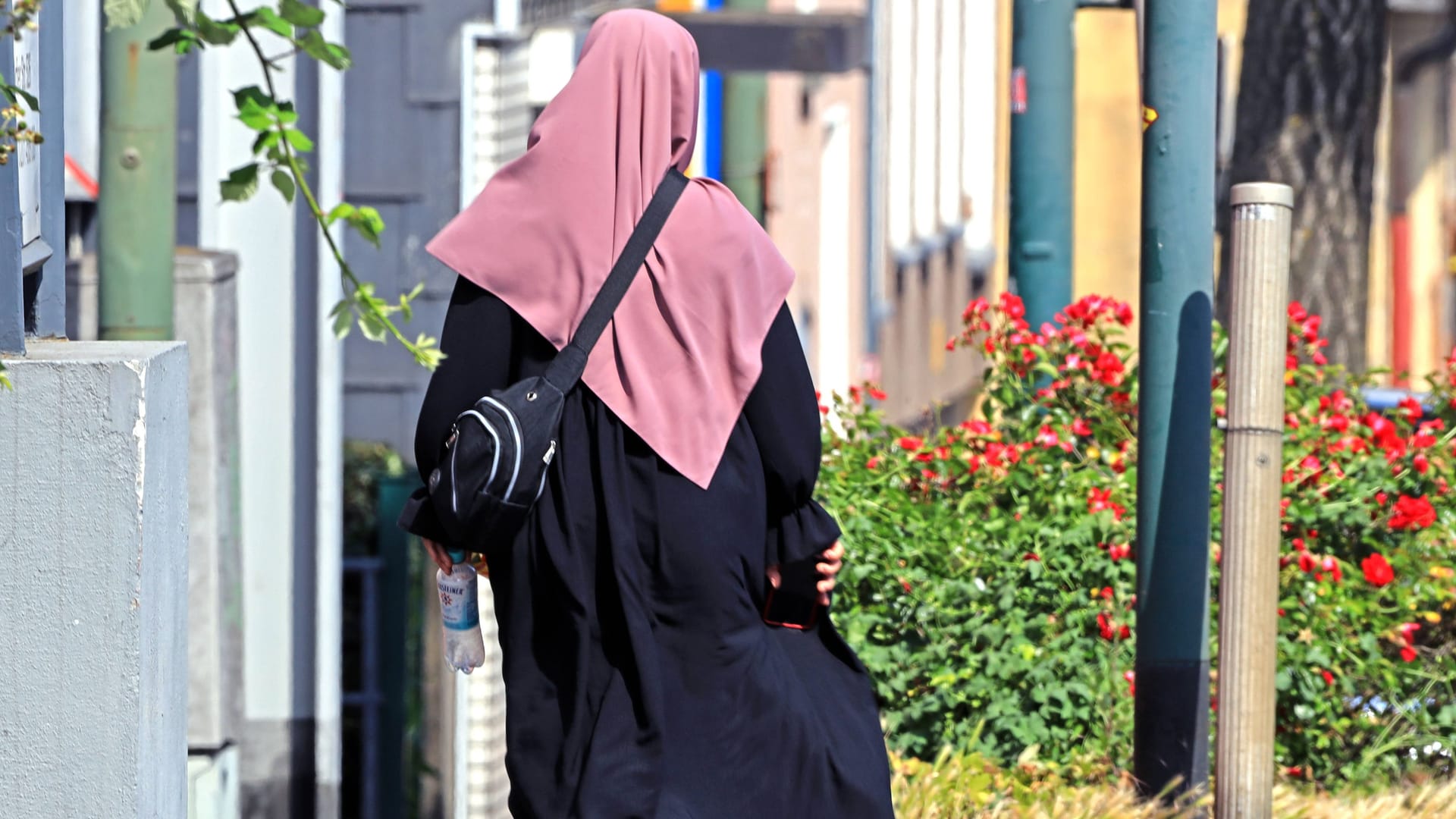 Frau mit Kopftuch (Symbolbild): Bisher bliebt der Täter unerkannt.