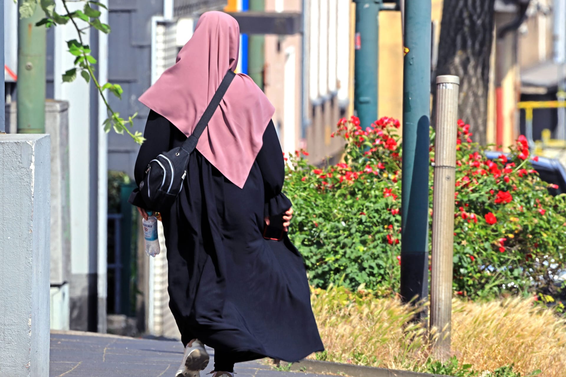 Frau mit Kopftuch (Symbolbild): Bisher bliebt der Täter unerkannt.