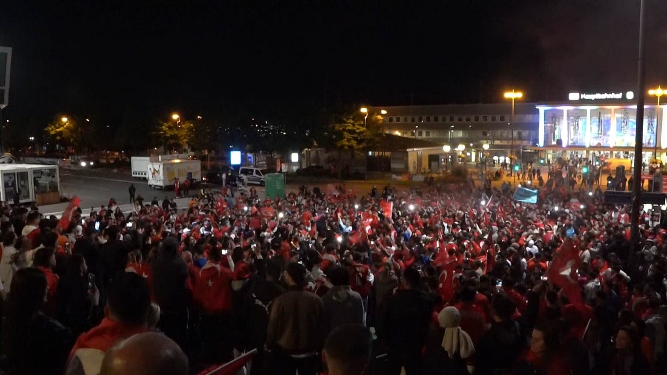 Hunderte Türkei-Anhänger feierten am Dienstagabend vor dem Hauptbahnhof.