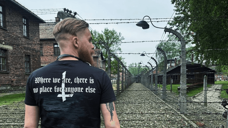 Der ukrainische Soldat "111toha_22" in der Gedenkstätte Auschwitz: Das Shirt gehört zu einer russischen Neonazi-Band.