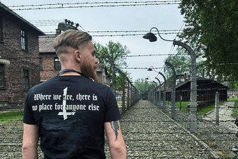 Der ukrainische Soldat "111toha_22" in der Gedenkstätte Auschwitz: Das Shirt gehört zu einer russischen Neonazi-Band.