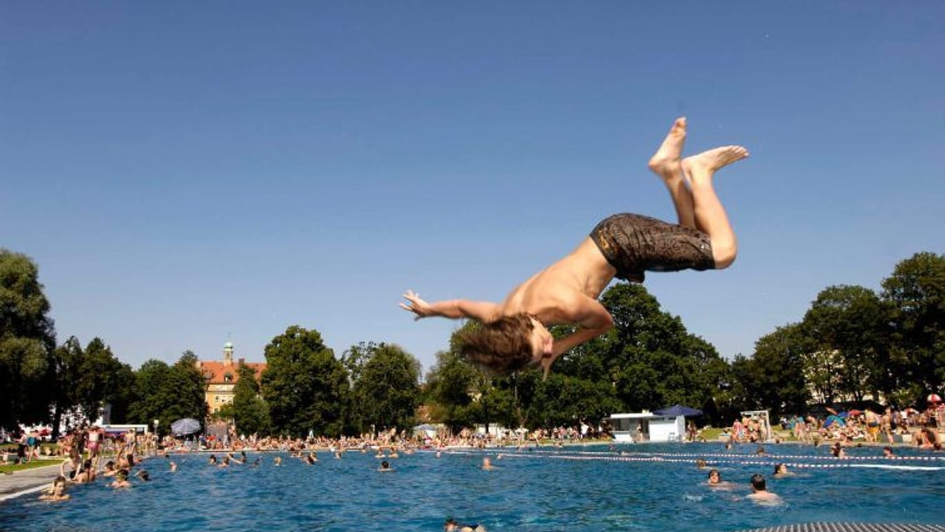 Ein Junge springt in ein Becken im Schyrenbad (Archivbild): Das Freibad im Stadtteil Untergiesing-Harlaching ist seit Anfang Mai geöffnet.