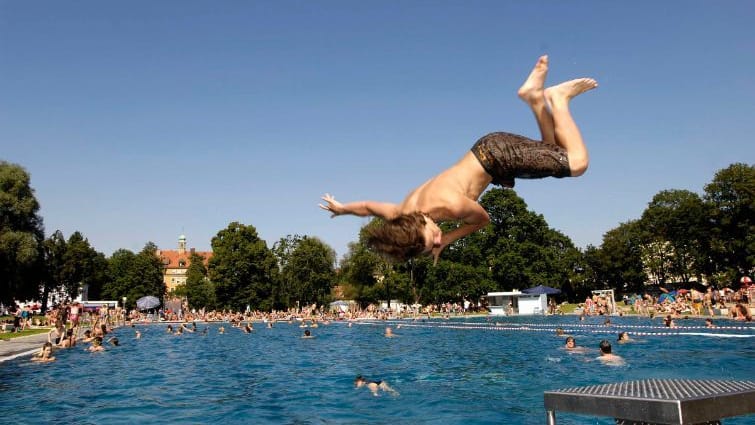 Ein Junge springt in ein Becken im Schyrenbad (Archivbild): Das Freibad im Stadtteil Untergiesing-Harlaching ist seit Anfang Mai geöffnet.