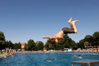 Ein Junge springt in ein Becken im Schyrenbad (Archivbild): Das Freibad im Stadtteil Untergiesing-Harlaching ist seit Anfang Mai geöffnet.