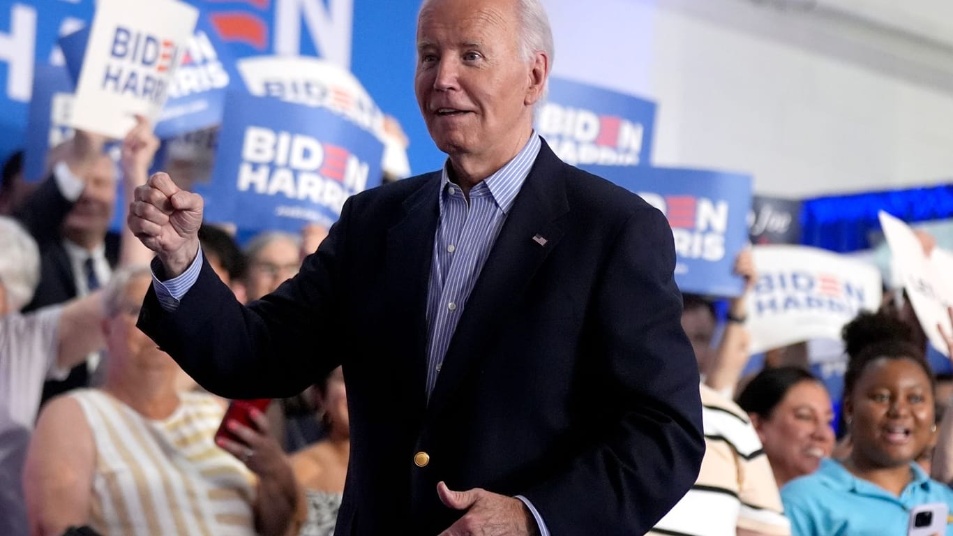 Wahlkampf in den USA - Biden bleibt im Rennen