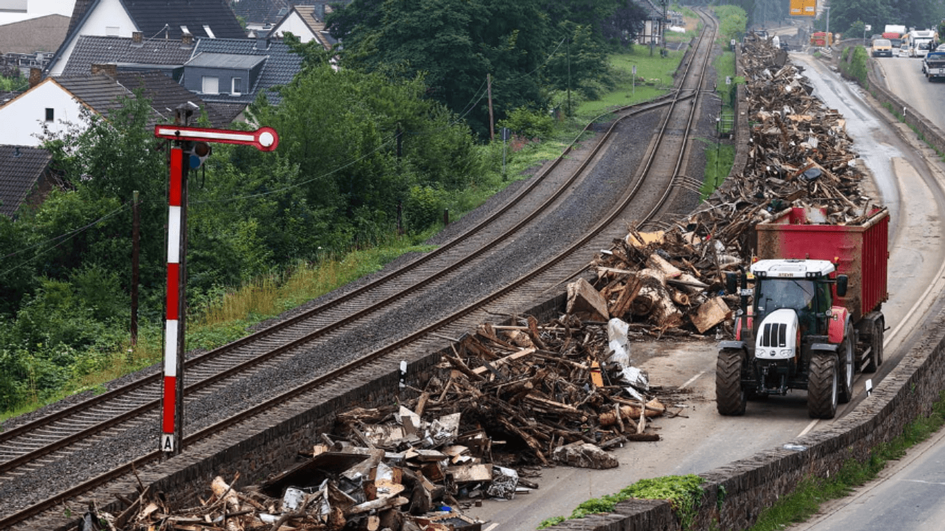 Mit Traktor im Ahrtal: Landwirte spielten insgesamt eine große Rolle unter den Tausenden freiwilligen Helfern nach der Flut.