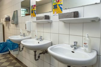 Waschbecken an einer Schule (Archivbild): An einer Schule in Tempelhof ist ein sechsstelliger Schaden entstanden.