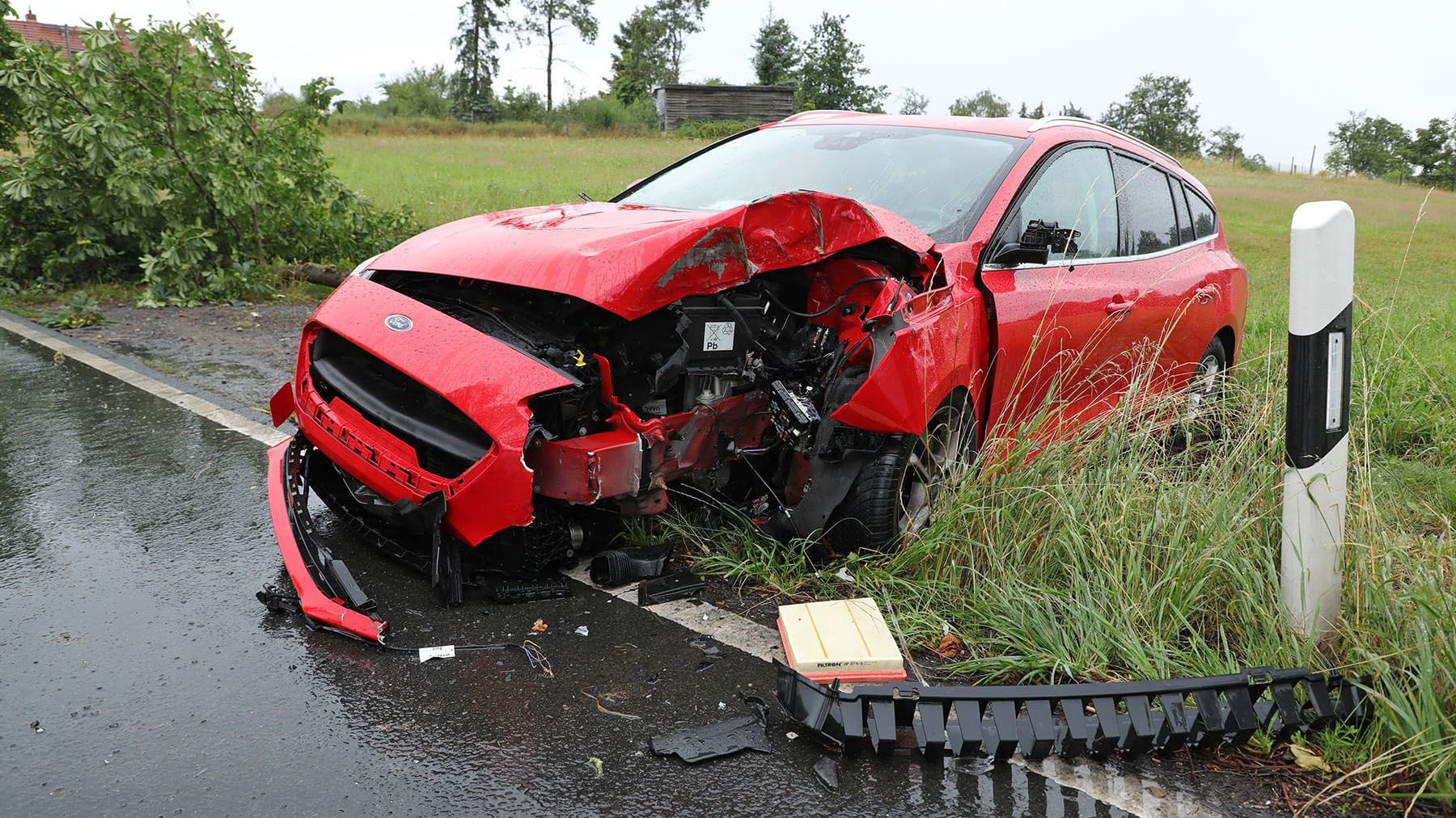 VU PKW kollidierte mit Baum und Gegenverkehr - 1 verletzte