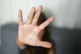 Eine junge Frau hält ihre Hand schützend vor sich (Symbolbild): In den Stadtteilen Lurup und Wandsbek kam es in den vergangenen Tagen zu sexuellen Übergriffen.