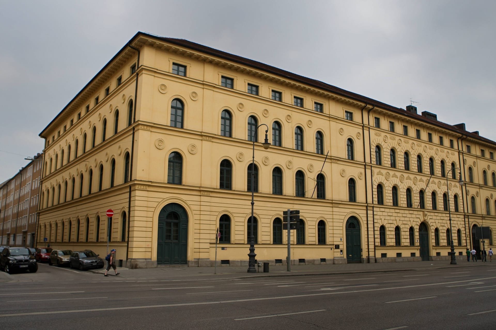 Das Bayerische Landessozialgericht (Archivbild) vor einer dichten Wolkendecke: Am Donnerstag bleibt es grau in der Stadt.