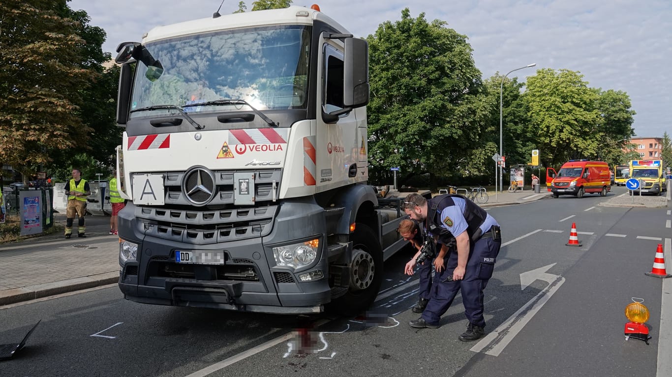 Polizisten inspizieren die Unfallstellen: Vier Stunden nach dem tödlichen Zusammenstoß lief der Einsatz noch immer.