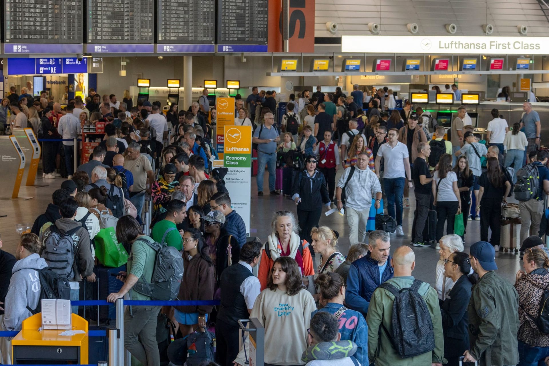 Klimaaktivisten legen Flugverkehr in Frankfurt lahm