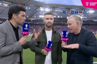 Michael Ballack (l.), Shkodran Mustafi (m.) und Johannes B. Kerner diskutieren über das Spiel: Die Partie gegen Spanien endete mit einer Niederlage.