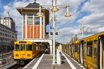 Der U-Bahnhof Warschauer Straße (Archivbild): Ein junger Mann ist hier schwest verletzt worden.