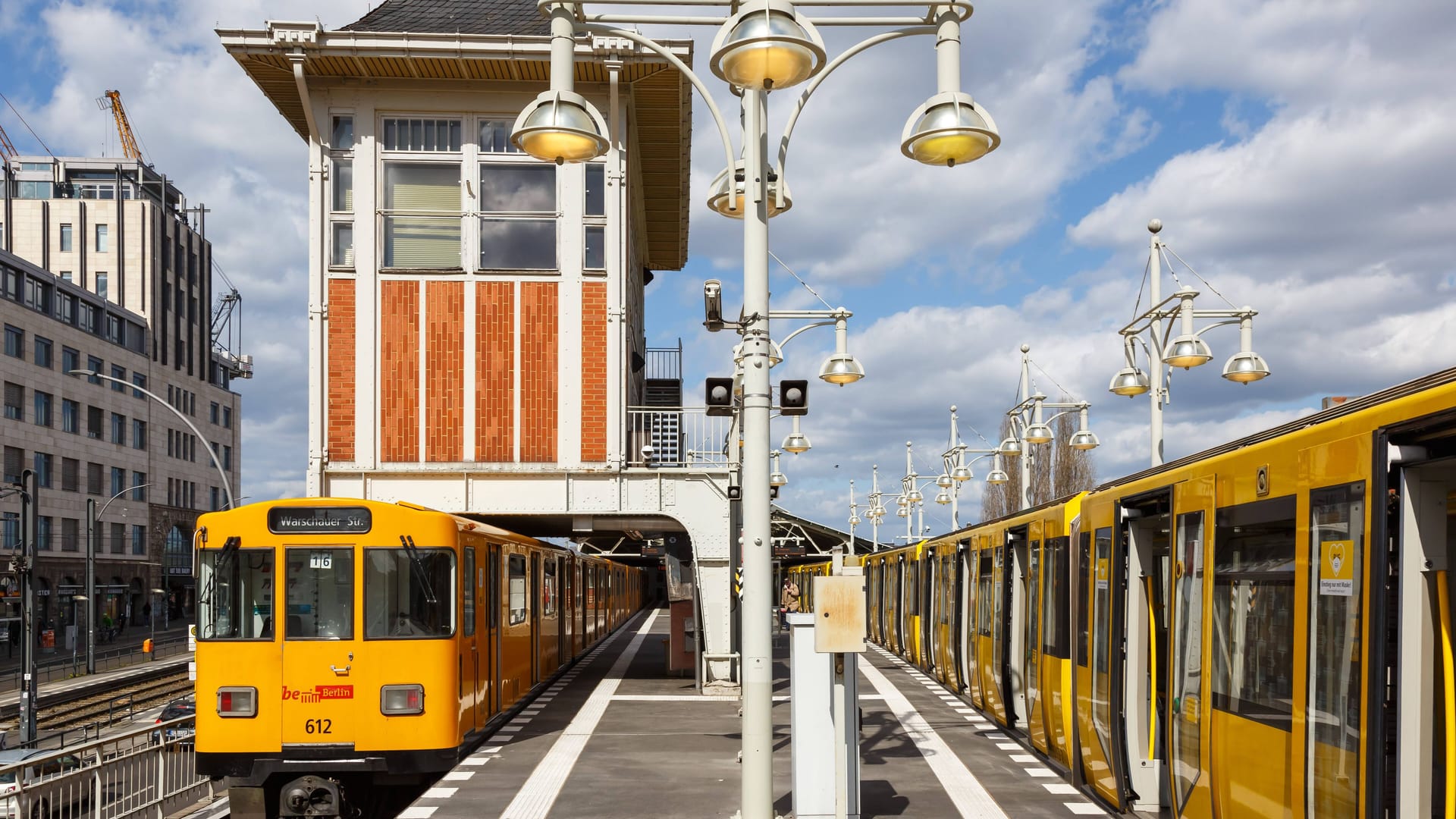 Der U-Bahnhof Warschauer Straße (Archivbild): Ein junger Mann ist hier schwest verletzt worden.