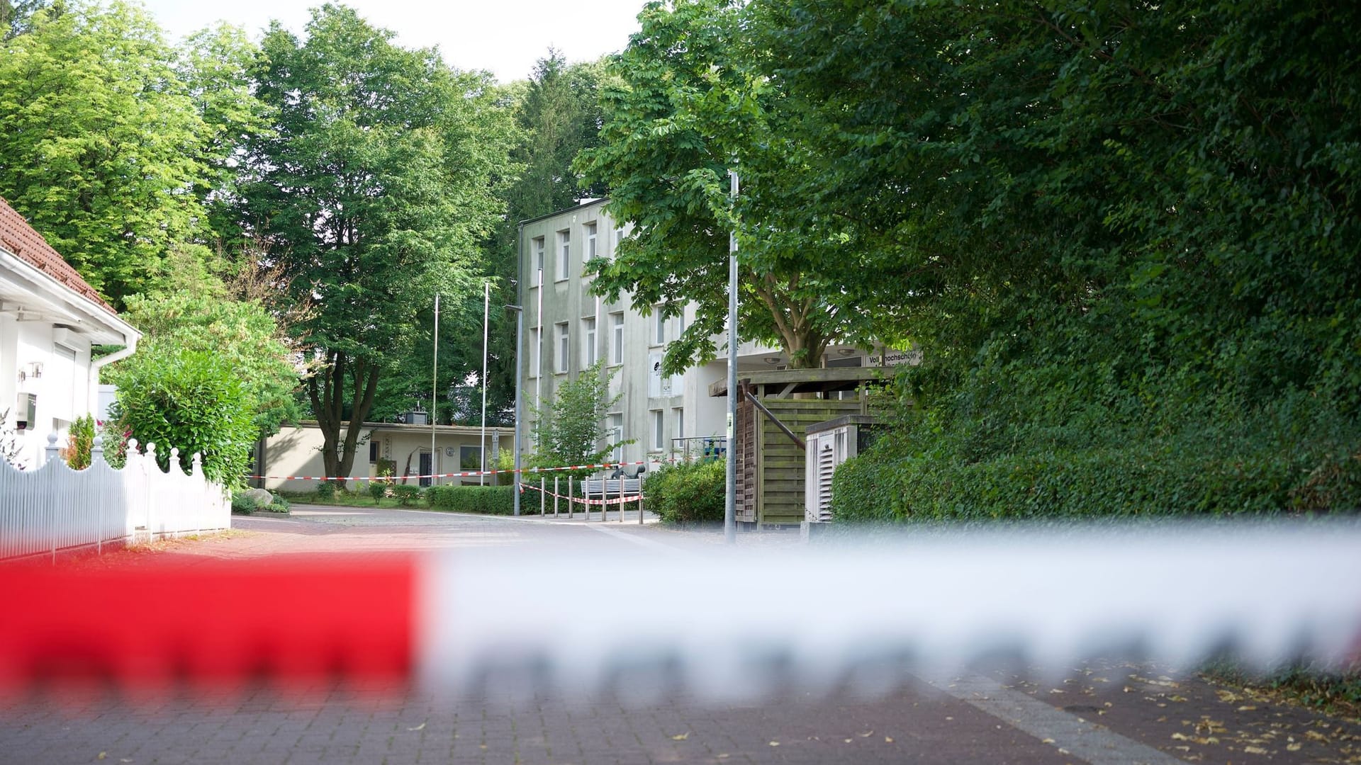 Lehrkraft auf Parkplatz niedergestochen