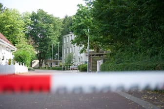 Lehrkraft auf Parkplatz niedergestochen