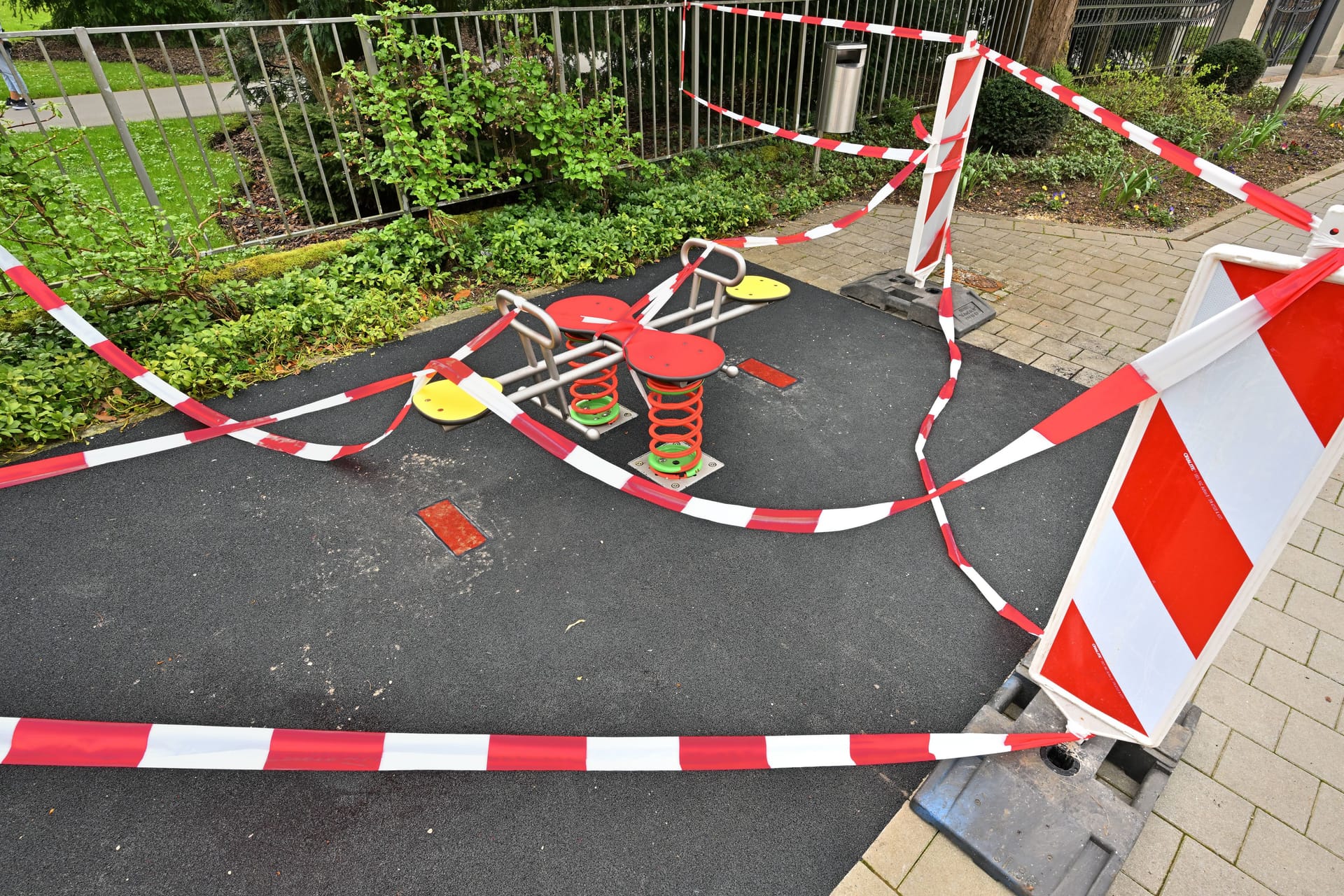 Abgesperrter Spielplatz (Symbolbild): Ein Beamtin schoss zweimal in die Luft, erst dann wurde das Kind überwältigt.