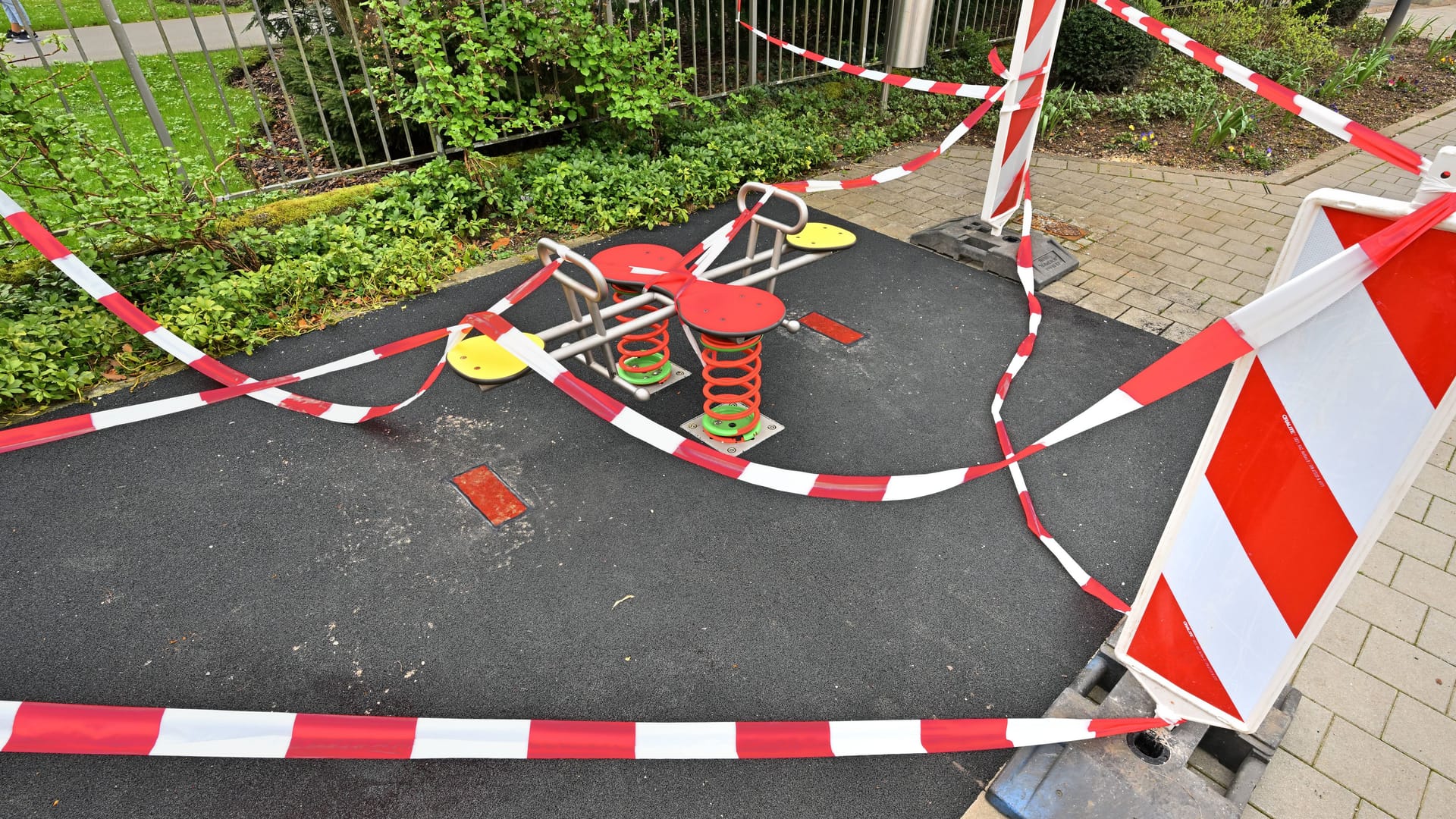 Abgesperrter Spielplatz (Symbolbild): Ein Beamtin schoss zweimal in die Luft, erst dann wurde das Kind überwältigt.