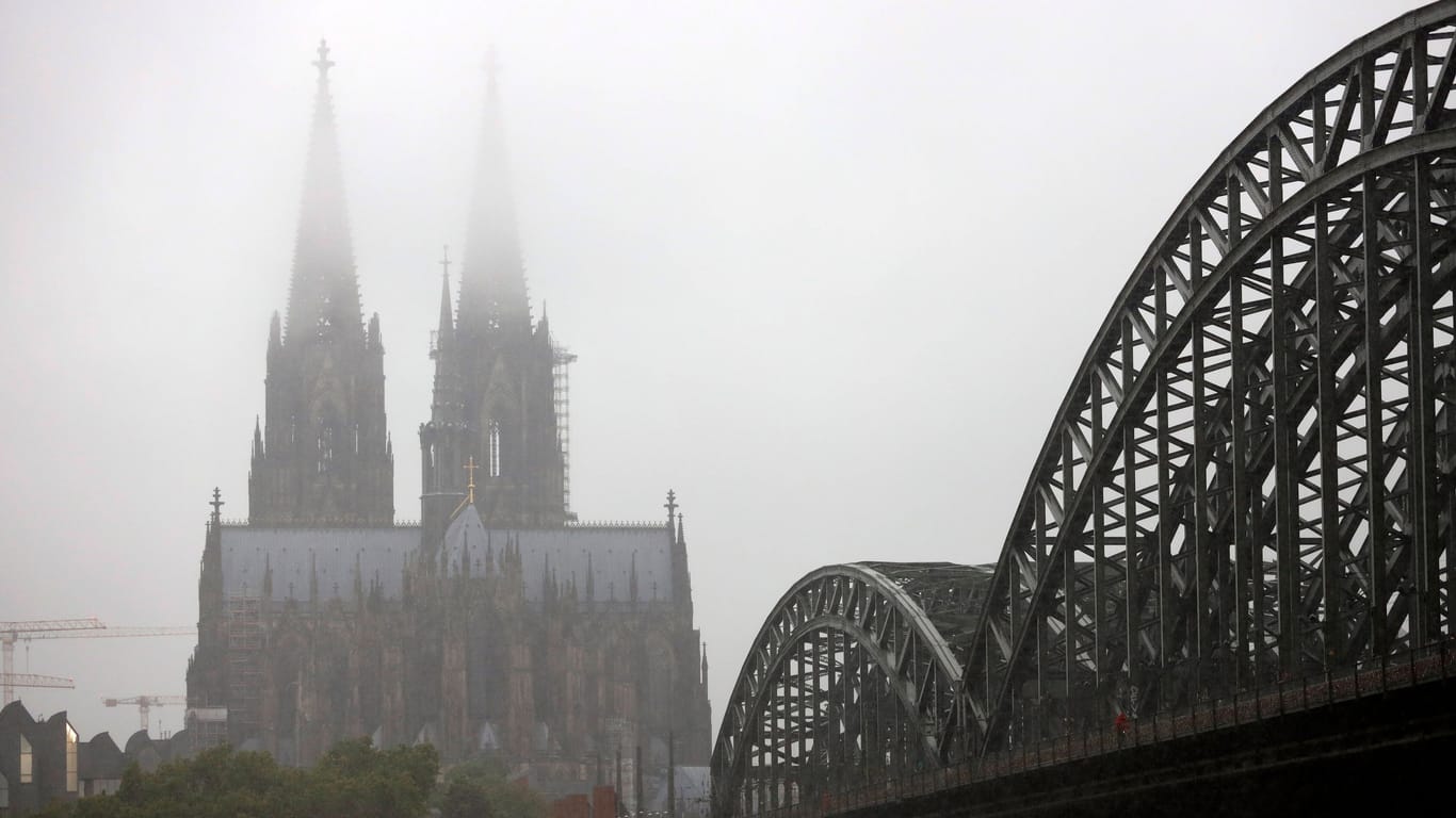 Der Kölner Dom im Nebel (Archivbild): Wie hoch ist die Gefahr eines Feuers im UNESO-Welterbe?