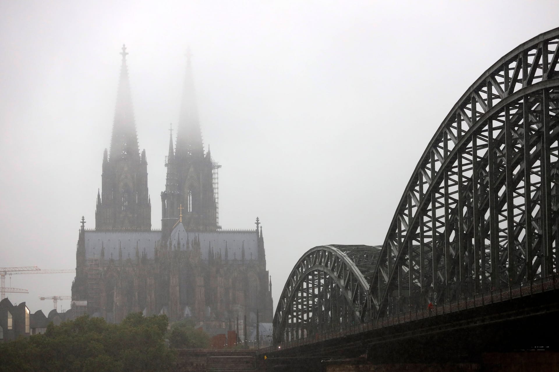 Der Kölner Dom im Nebel (Archivbild): Wie hoch ist die Gefahr eines Feuers im UNESO-Welterbe?