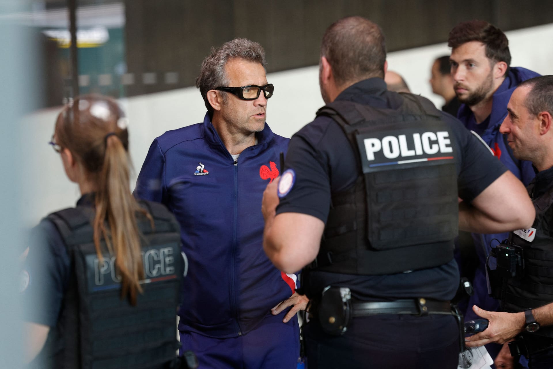 Polizisten sichern eine Sportstätte in Paris (Archivbild).