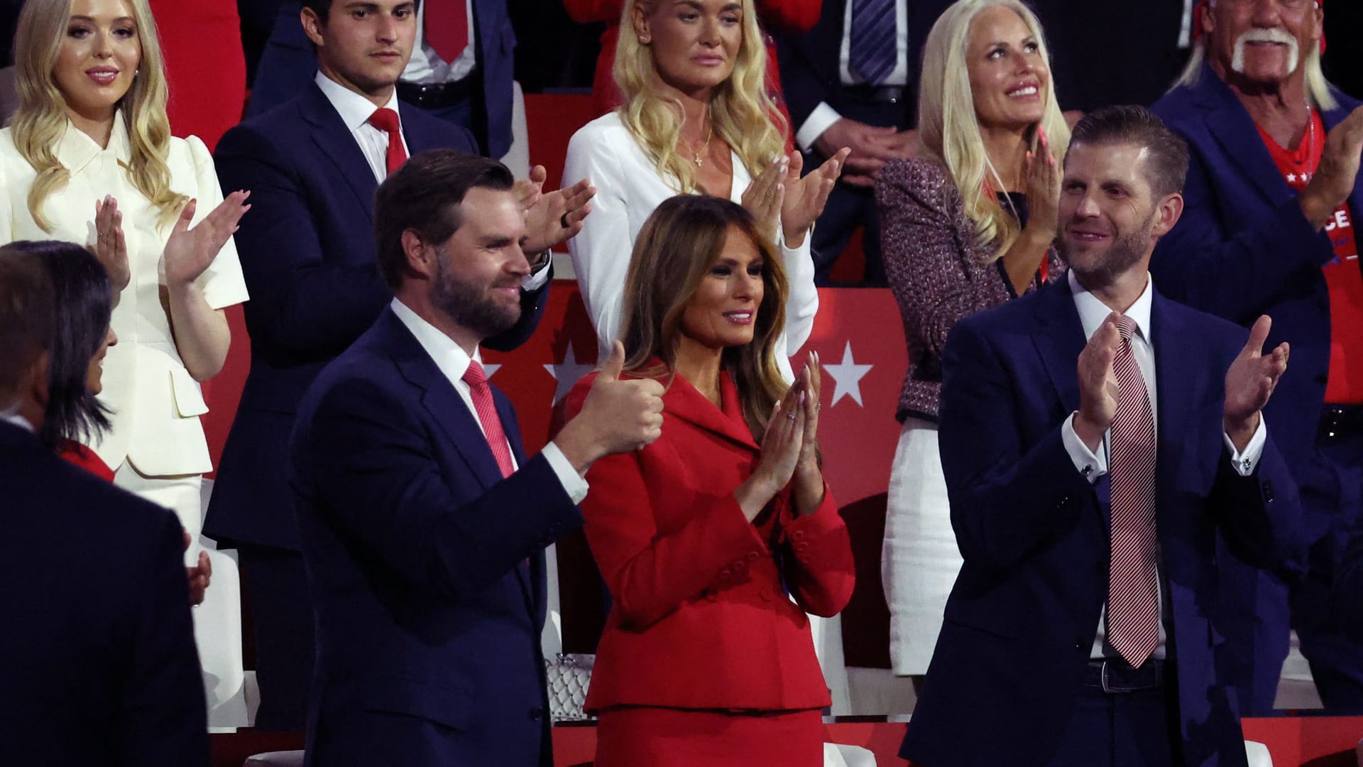 Melania Trump (M.) steht neben Vizepräsidentschaftskandidat J.D. Vance und anderen Mitgliedern der Trump-Family.