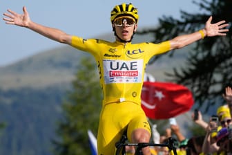 Kurz vor dem Triumph: Tadej Pogačar feiert seinen Erfolg auf der vorletzten Etappe der Tour de France.