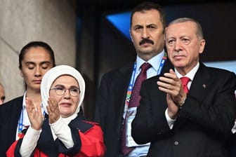 Erdogan (r.): Der türkische Präsident verfolgte das EM-Viertelfinal-Aus der Türkei in Berlin vor Ort.