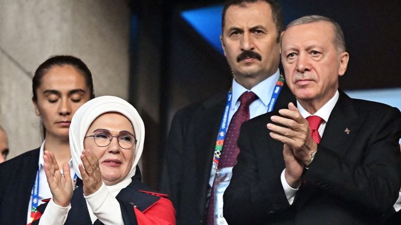 Erdogan (r.): Der türkische Präsident verfolgte das EM-Viertelfinal-Aus der Türkei in Berlin vor Ort.