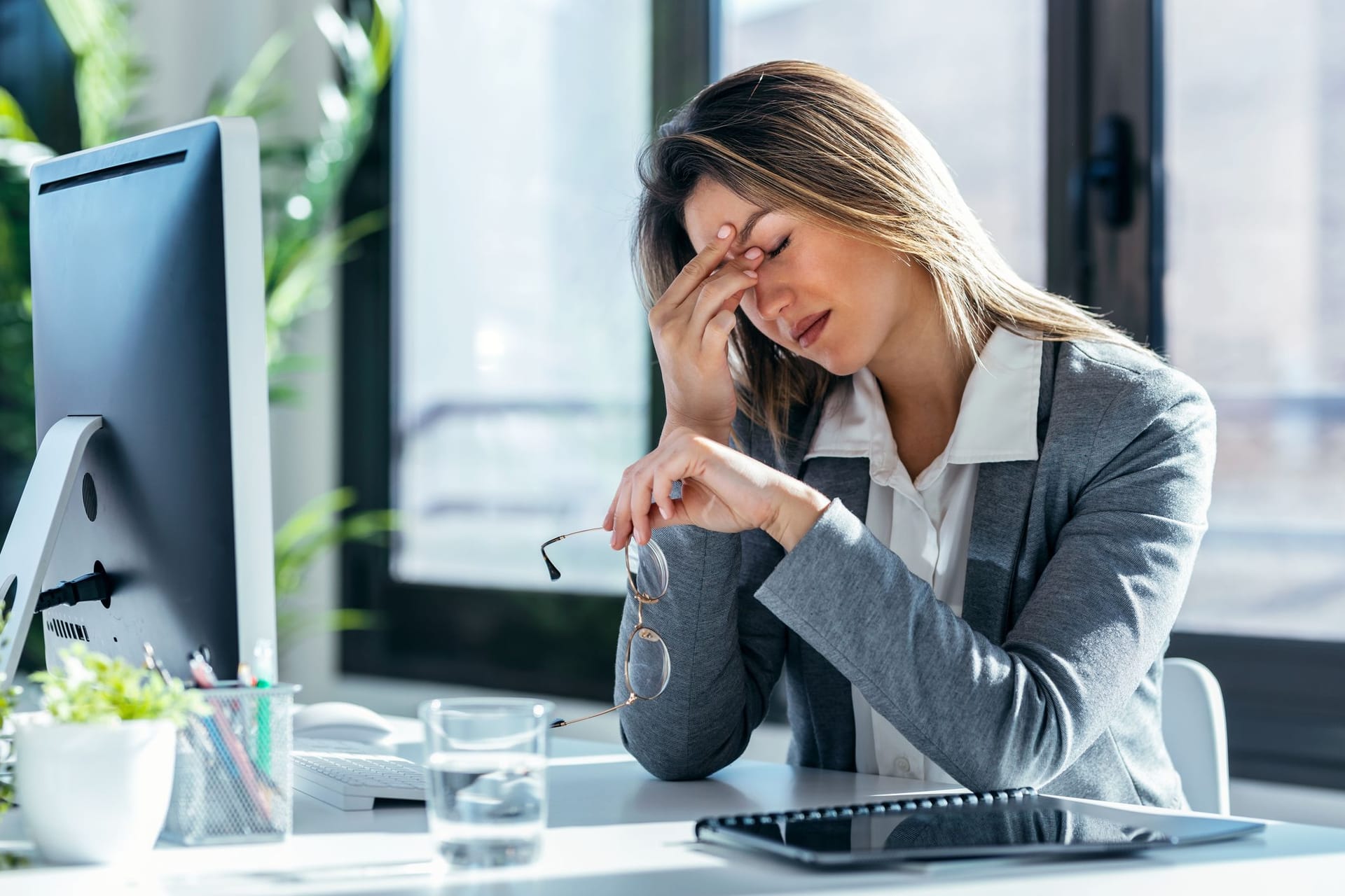 Erschöpfte Angestellte: In manchen Arbeitsverträgen finden sich Klauseln zur Mehrarbeit.