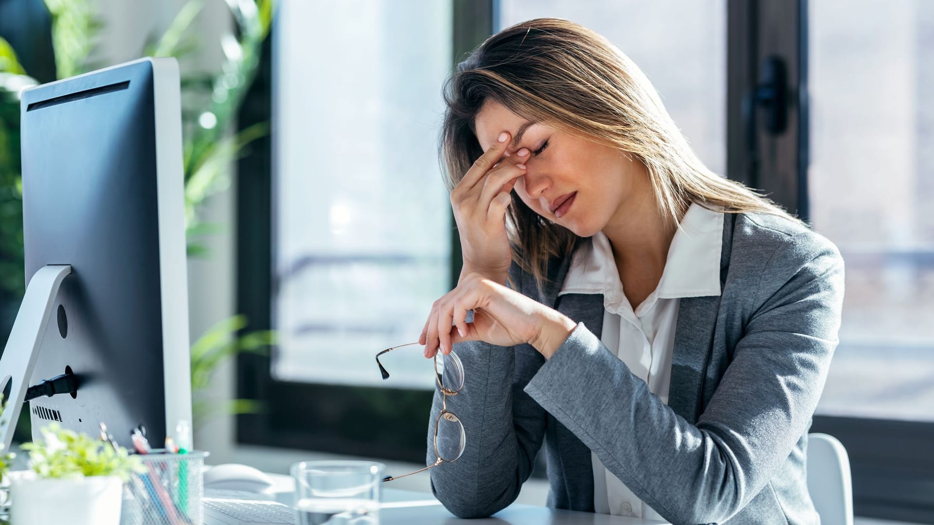 Erschöpfte Angestellte: In manchen Arbeitsverträgen finden sich Klauseln zur Mehrarbeit.